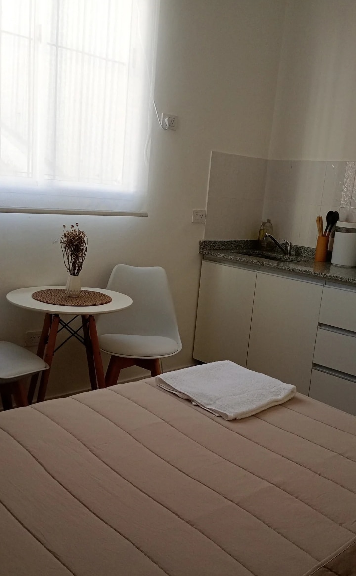 Estudio interior, cerca Subte B