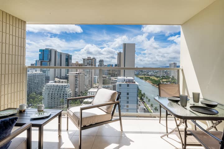 Renovated Central Waikiki Studio, Panoramic Views - Kuilei Cliffs Beach Park
