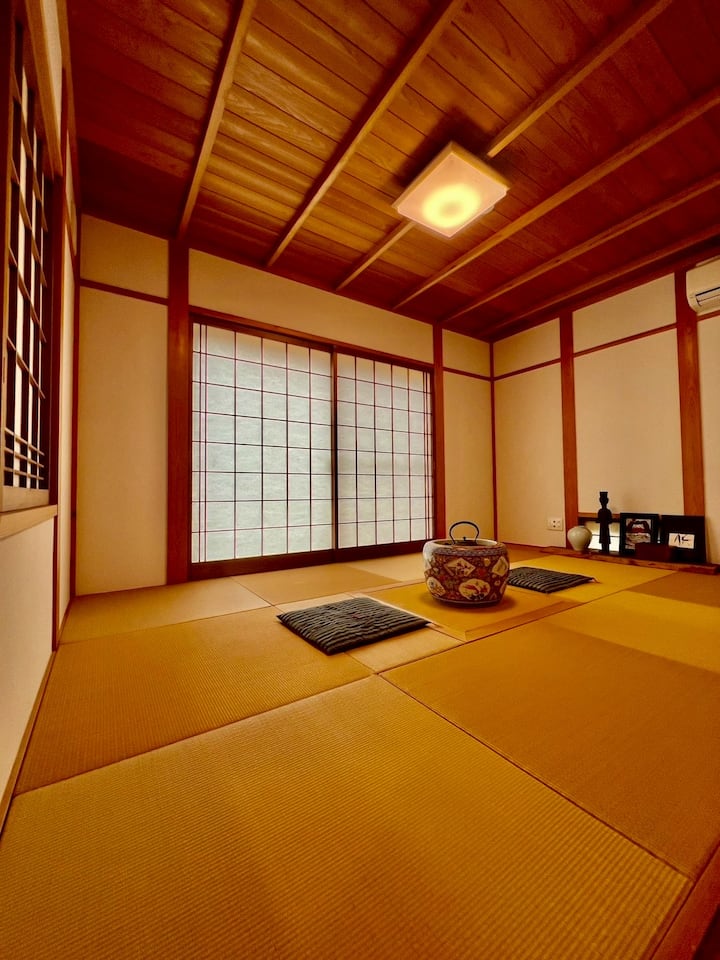 ヴィンテージのひばちがある伝統的な畳の部屋。