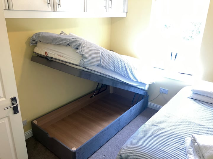 Deux lits simples dans la chambre 2 avec bases de rangement ottoman