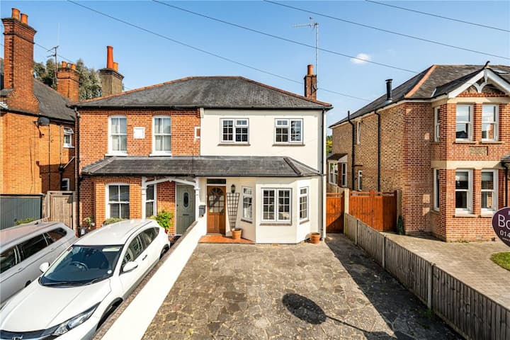 2-bed Home - Hot Tub, Garden & Fast London Links - 워킹