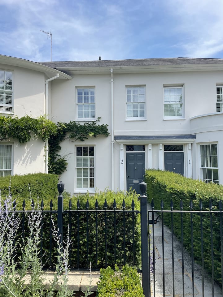 Elegant 2 Bedroom Home In Westhumble - Dorking