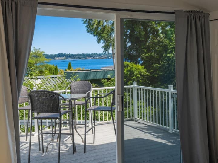 Lakeview Retreat ~ Private 2 Bedroom With Views - Everett, WA