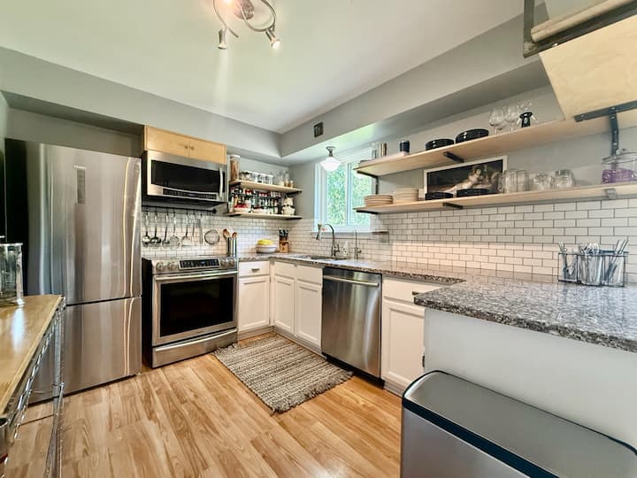 Cozy 2 Bedroom: Minutes From Big House & Downtown - Ann Arbor, MI