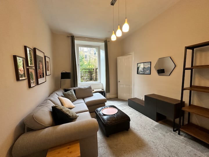 Cosy Central Edinburgh Stay - Edinburgh Airport (EDI)