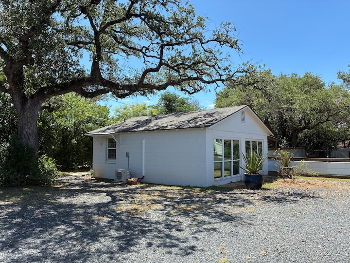Lil Comfort Garage - Comfort, TX
