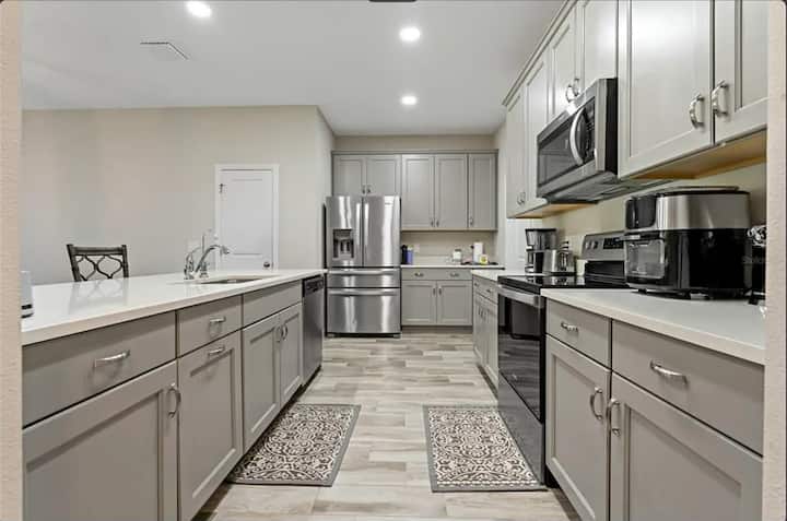 Modern 4br | Pond View | Entire Home | Quiet - Riverview, FL