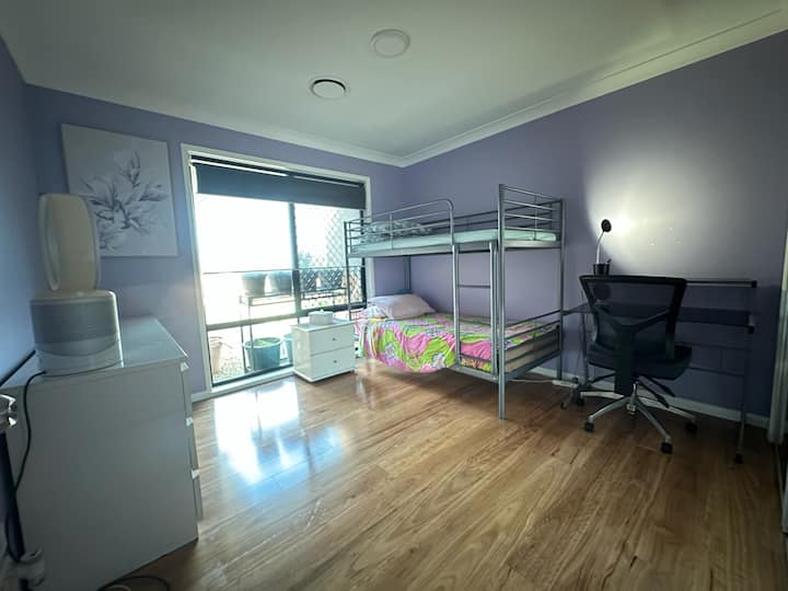 Close To Airport, Local Eateries And Beach. - Coolangatta