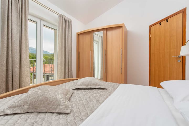 El dormitorio n.º 3 también tiene cama tamaño king, aire acondicionado y TV de pantalla plana.