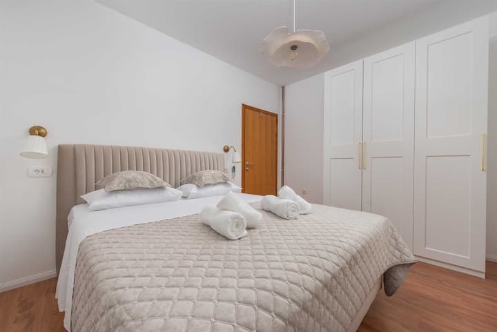 Recámara No. 4 con cama tamaño king, ubicada en la planta baja.