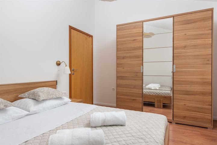 Recámara n.º 2 con cama tamaño king también, aire acondicionado y Smart TV.