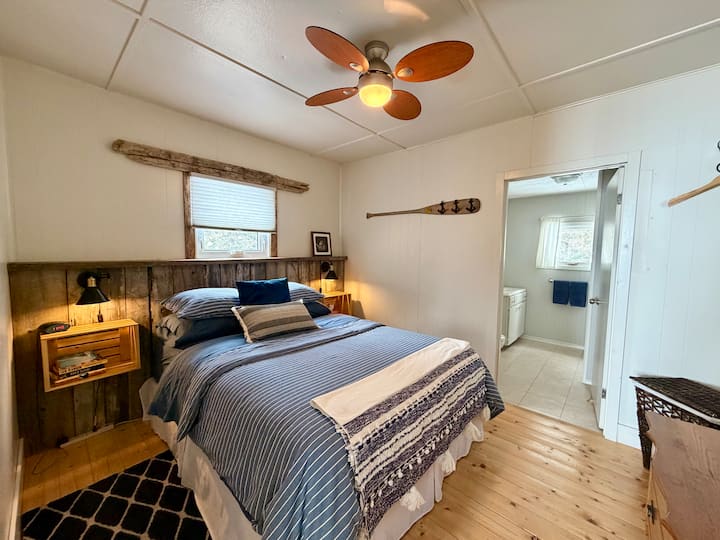 غرفة نوم مع سرير بحجم كوين، خزانة ملابس، منطقة لتعليق الملابس، مروحة سقف. 
تنطفئ مصابيح السرير وتضيء بالريموت.
مروحة السقف تنطفئ وتضيء بالريموت. 