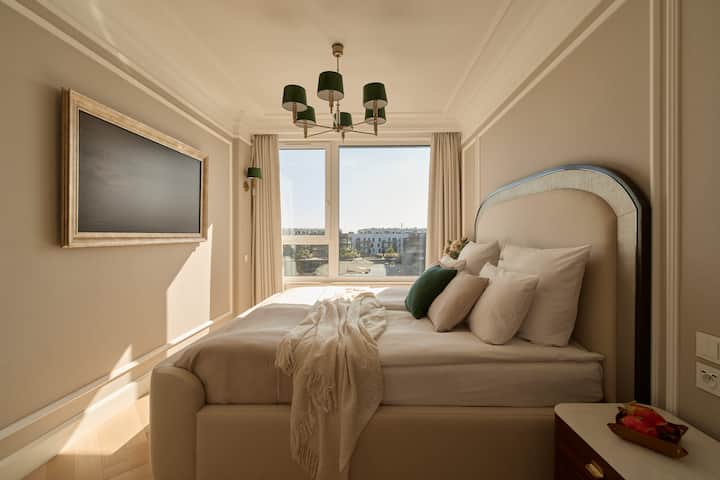 El segundo dormitorio está decorado con un estilo elegante y luminoso y está equipado con una cama doble de 180 × 200 cm, TV y aire acondicionado. El dormitorio tiene un baño privado con ducha, inodoro, lavabo y bidé.