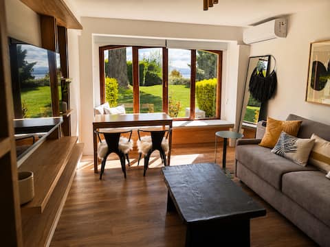 Lovely apartment with a lake view, steps from downtown