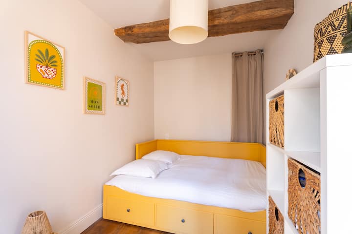 Habitación principal con cama nido desplegada en 2 camas individuales, espacio de almacenamiento, ropa de cama incluida y camas hechas a su llegada. Ropa de cama de calidad hotelera ✨