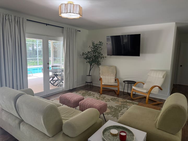 Sunny Pool Retreat Near Downtown Deland & Stetson - DeLand, FL