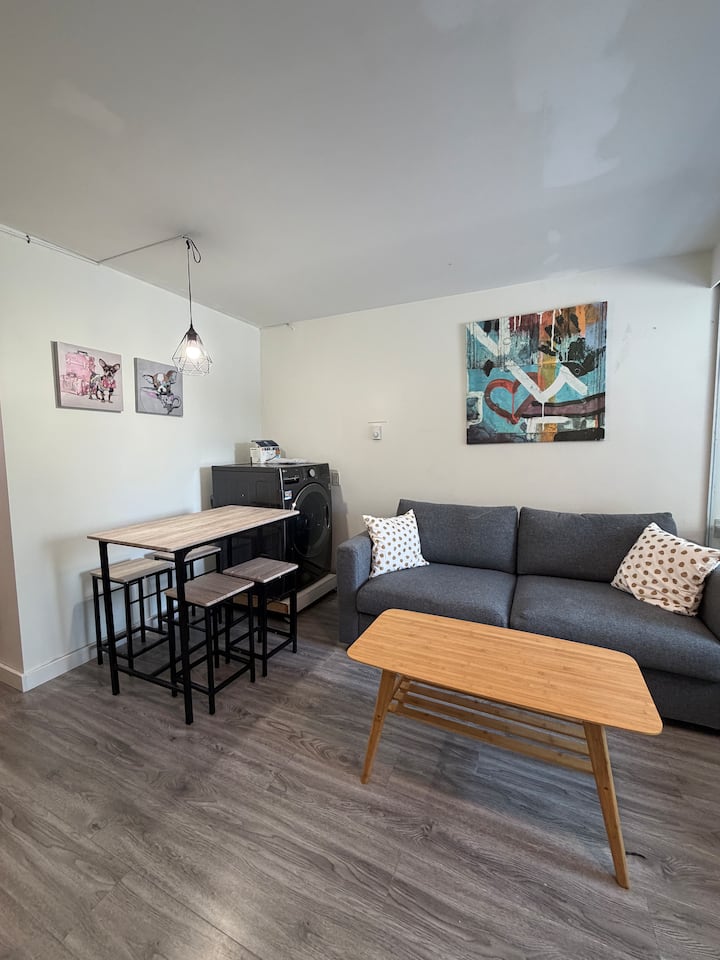 Comfy 2 Bd, 1ba By Main And King Edward - Vancouver