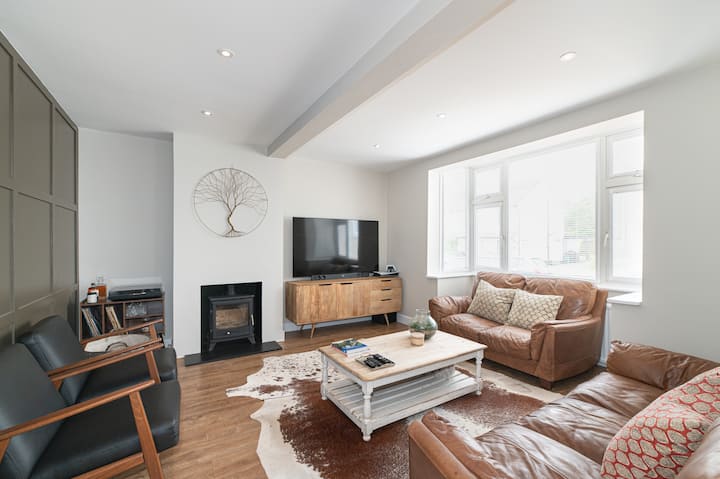 Spacious Family Home In Surrey - Dorking