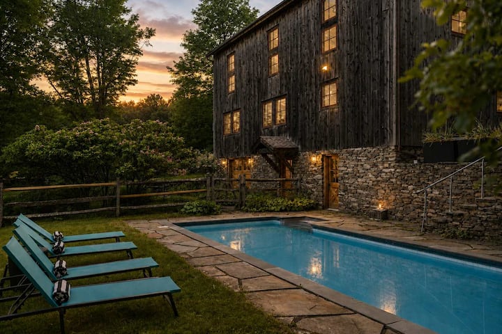 La Estancia: Historic Barn | Pool + Pickleball •