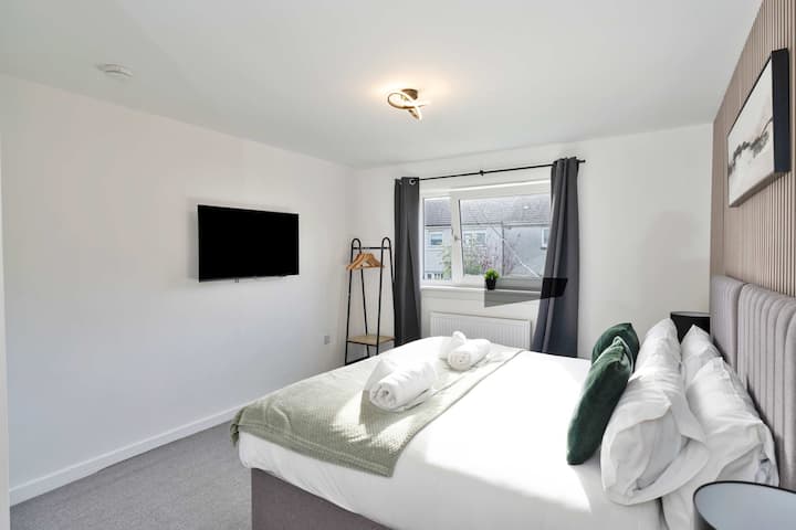 Disfruta de una noche de sueño reparador en nuestras cómodas y bien presentadas habitaciones. La recámara está equipada con una cama cómoda, ropa de cama limpia, toallas y un televisor, lo que ofrece un espacio relajante para descansar, ver sus programas favoritos y disfrutar de un momento de tranquilidad.