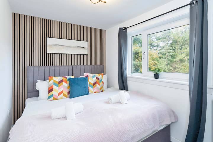 Disfruta de una noche de sueño reparador en nuestra cómoda cama tamaño king. El dormitorio está equipado con una cómoda cama, ropa de cama limpia, toallas y un televisor, lo que ofrece un espacio relajante para descansar y ver tus programas favoritos.