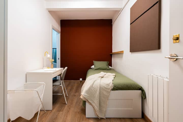 Single Bedroom In Sabadell -