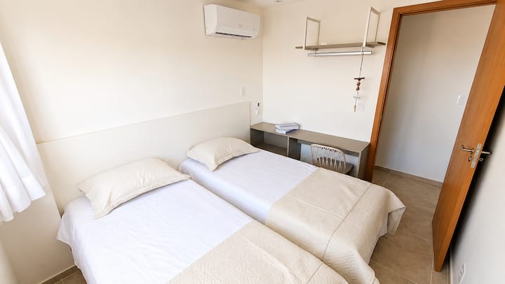 Quarto com duas camas de solteiro