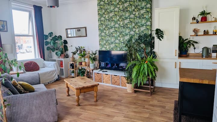 The Botanical Haven / Bright & Spacious Town Flat - Dawlish Warren