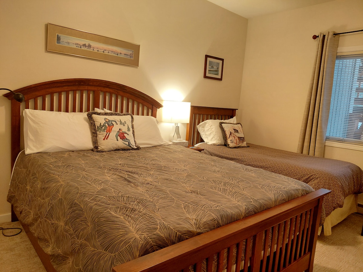 ห้องนอนที่ 2 เตียงควีนไซส์และเตียงคู่