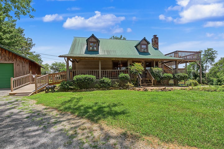 Escape To Friendly Bear Cabin 2, A Spacious - Sevierville, TN