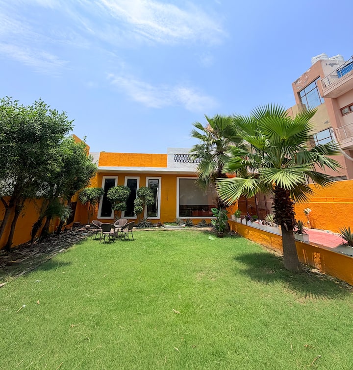 4 Bhk House, Big Lawn - Noida