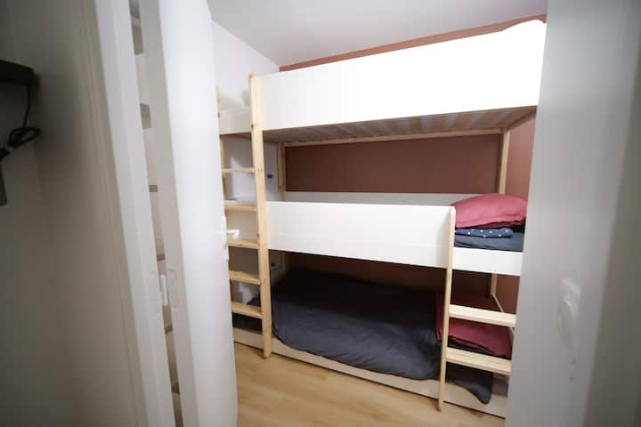 Lit superposé triple 90x190cm. Les oreillers et couettes sont fournis mais les draps sont non inclus. 
Une prise et une lampe sont installés pour chaque lit. 
Un espace de rangement est prévu.
