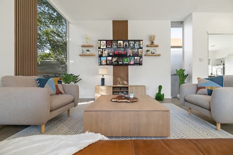Top Airbnb: New Construction Luxury Home in Heart of Dallas! in Belmont Park