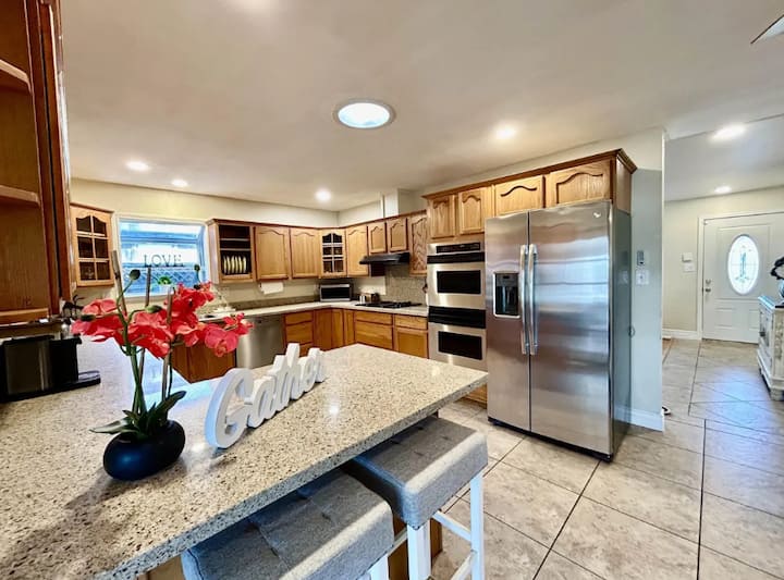 Palm Oasis Retreat | 4br Home + Sunroom + Office - Fremont, CA
