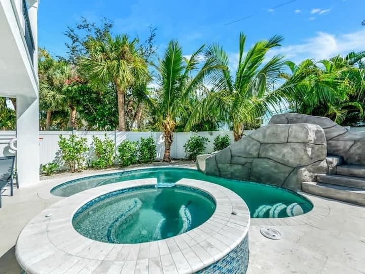 Talk To The Sand~in The Village~steps To The Beach - Siesta Key, FL