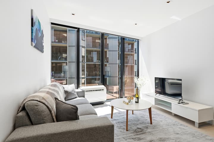 Modern 1br Docklands | Parking | Pool | Gym | Tram - Kensington