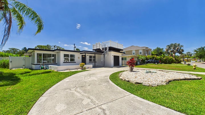 Coronado Rooftop Gem! 
Near The Pinellas Trail - Dunedin, FL