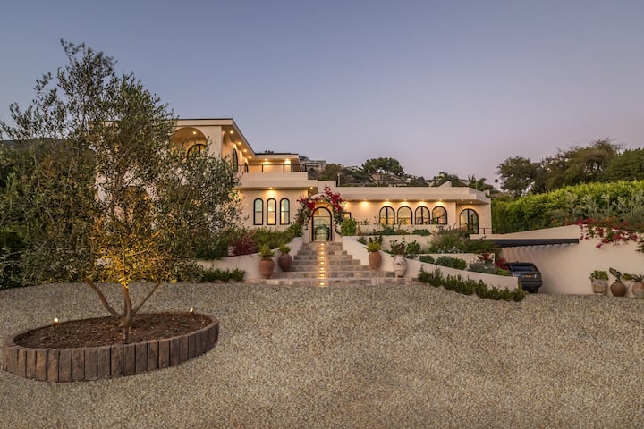 Villa Amara: Ocean Views, Pool & Speakeasy - Malibu, CA