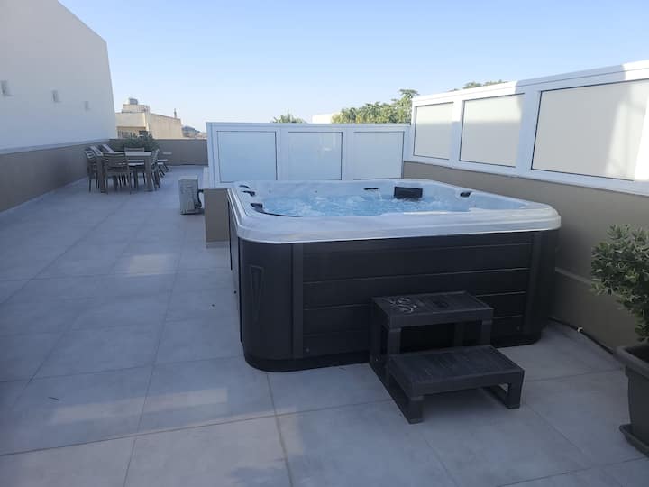 Solitare Maisonette With Rooftop Patio And Jacuzzi - Malte