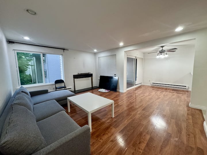 1000+ Sf 2 Bedroom 2 Bath Condo On Bus Line - Kirkland