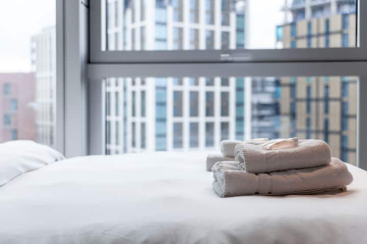 Una segunda habitación con cama super king que refleja la misma sensación de espacio y comodidad, ofreciendo un lugar tranquilo y bien equilibrado para descansar.