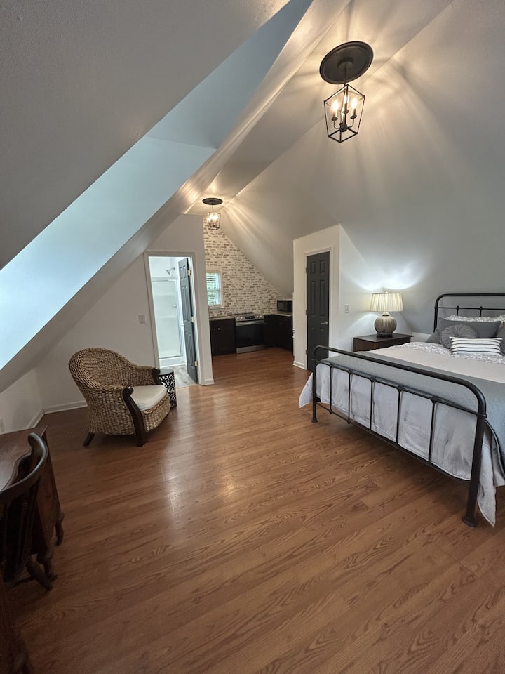 Cozy Furnished Loft Retreat - Kennesaw