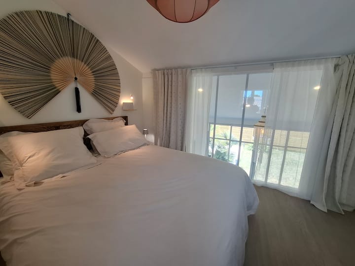 5号房间还设有玻璃墙，可欣赏客厅和室外的美景。 它再次变成了您所希望的舒适空间，并通过各种窗帘保留了隐私。