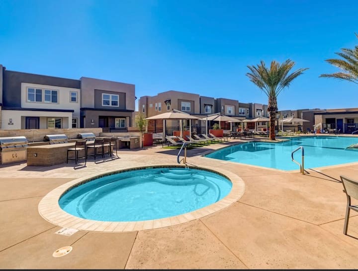 Modern Resort Townhouse  Pup Friendly! 2/2.5/2cg - 길버트