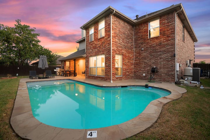 Spacious 5-bd/2.5-ba Ft A Pool Oasis And Bbq Grill - Burleson, TX