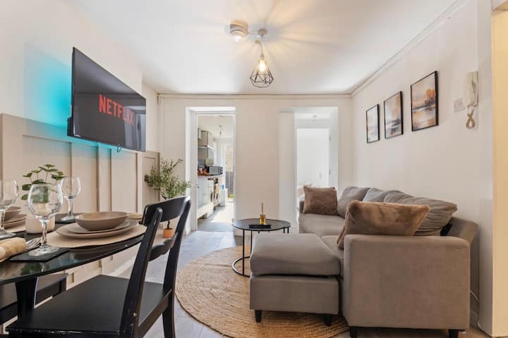 Stylish 3br | Sleeps 6 | Free Parking | Zone 2 - Bromley