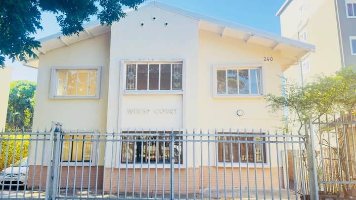 Weesp Court Holiday Apartments - Durban