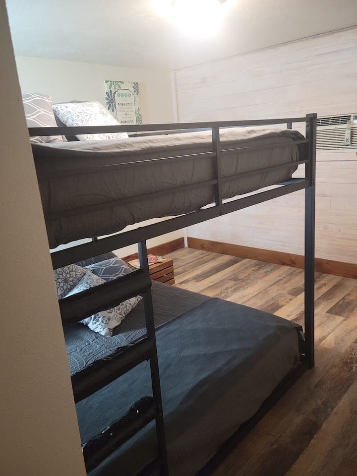 КРЕВЕТИТЕ НА КАТ СЕ СО ДИМЕНЗИИ НА БРАЧЕН КРЕВЕТ (QUEEN SIZE)