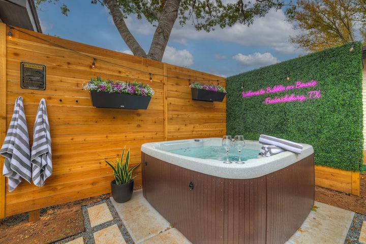 Bubble On Bowie - Mins To Main, Hot Tub & Fire Pit - Fredericksburg, TX