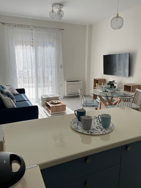 Popular Airbnb listing: Salamina Downtown Apartment West in Δήμος Σαλαμίνας